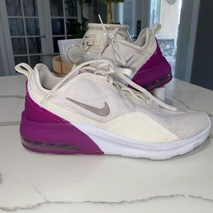 - Nike Air max motion 2 women’s snickers size 9.5